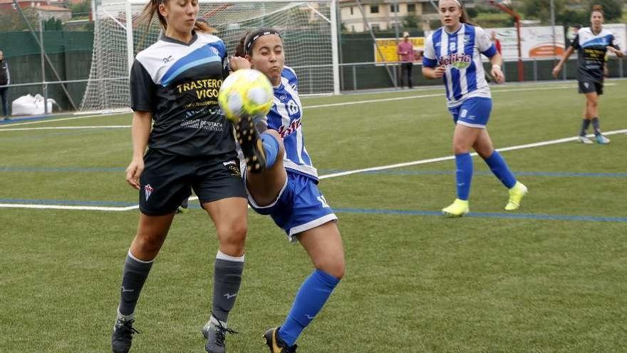 Drus y Mery pugnan por un balón en el derbi entre Sárdoma y Valladares, en A Gándara. // J. Lores