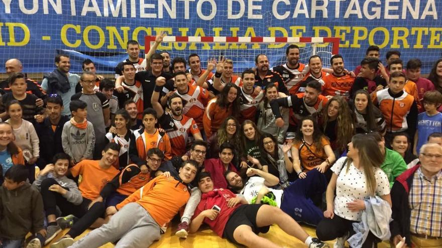 Jugadores, técnicos, directiva y afición celebran el título de liga en Cartagena.