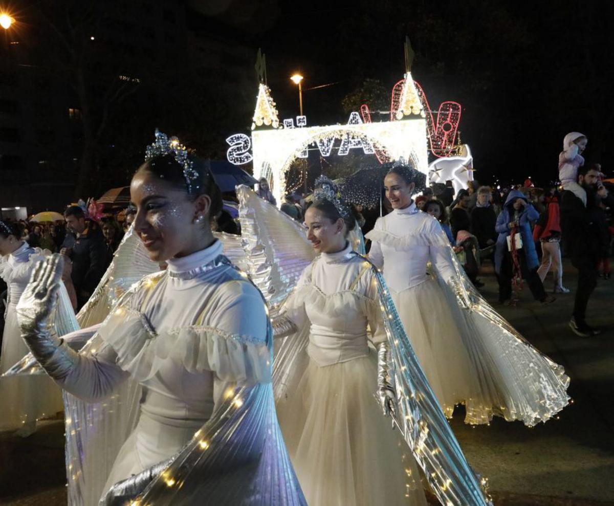 La comitiva, durante la inauguración.