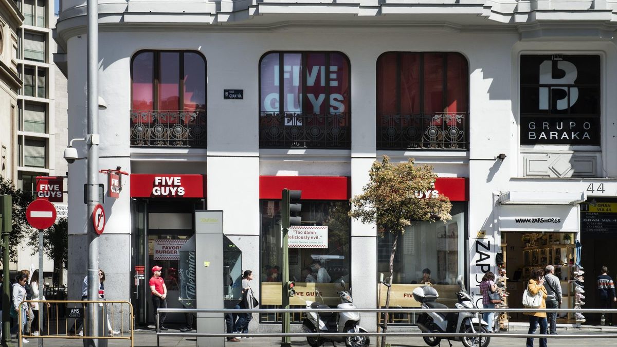 Exterior del local ubicado en el número 44 de la madrileña calle Gran Vía, alquilado a la cadena de hambruguesas Five Guys