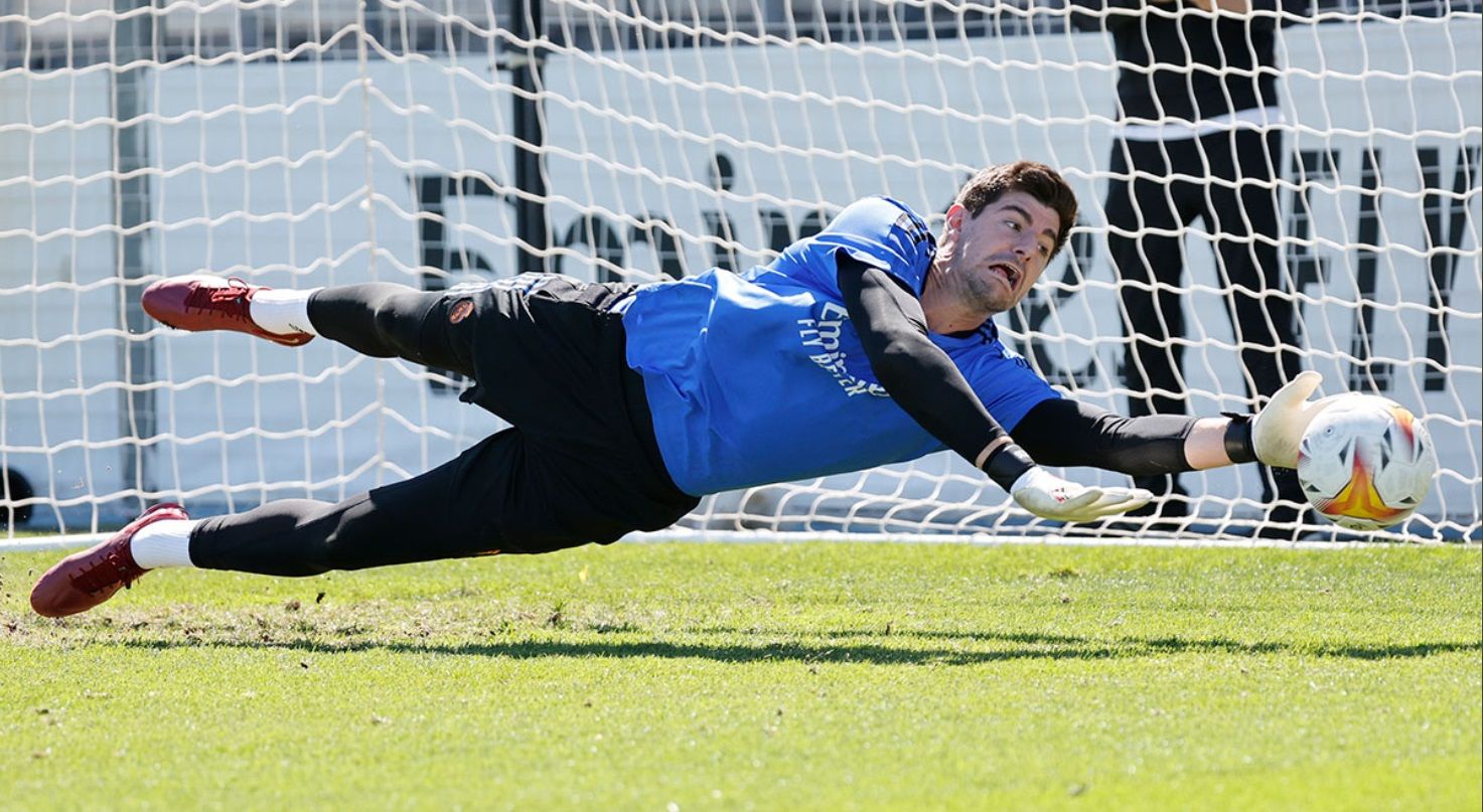 Courtois se lanza a parar una pelota en el entrenamiento de este sábado.