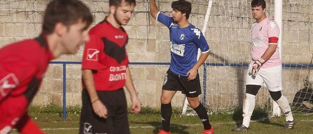 Un momento del partido del Versalles en San Esteban.