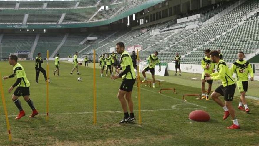 La plantilla del Elche ha trabajado esta mañana en el Martínez Valero a puerta cerrada