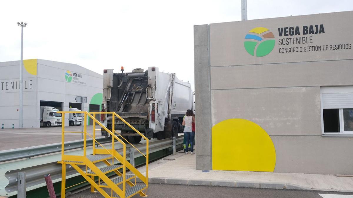 Las obras en la planta de Elche y la falta de capacidad en el resto de la provincia obligan a valorizar la basura en València. | TONY SEVILLA