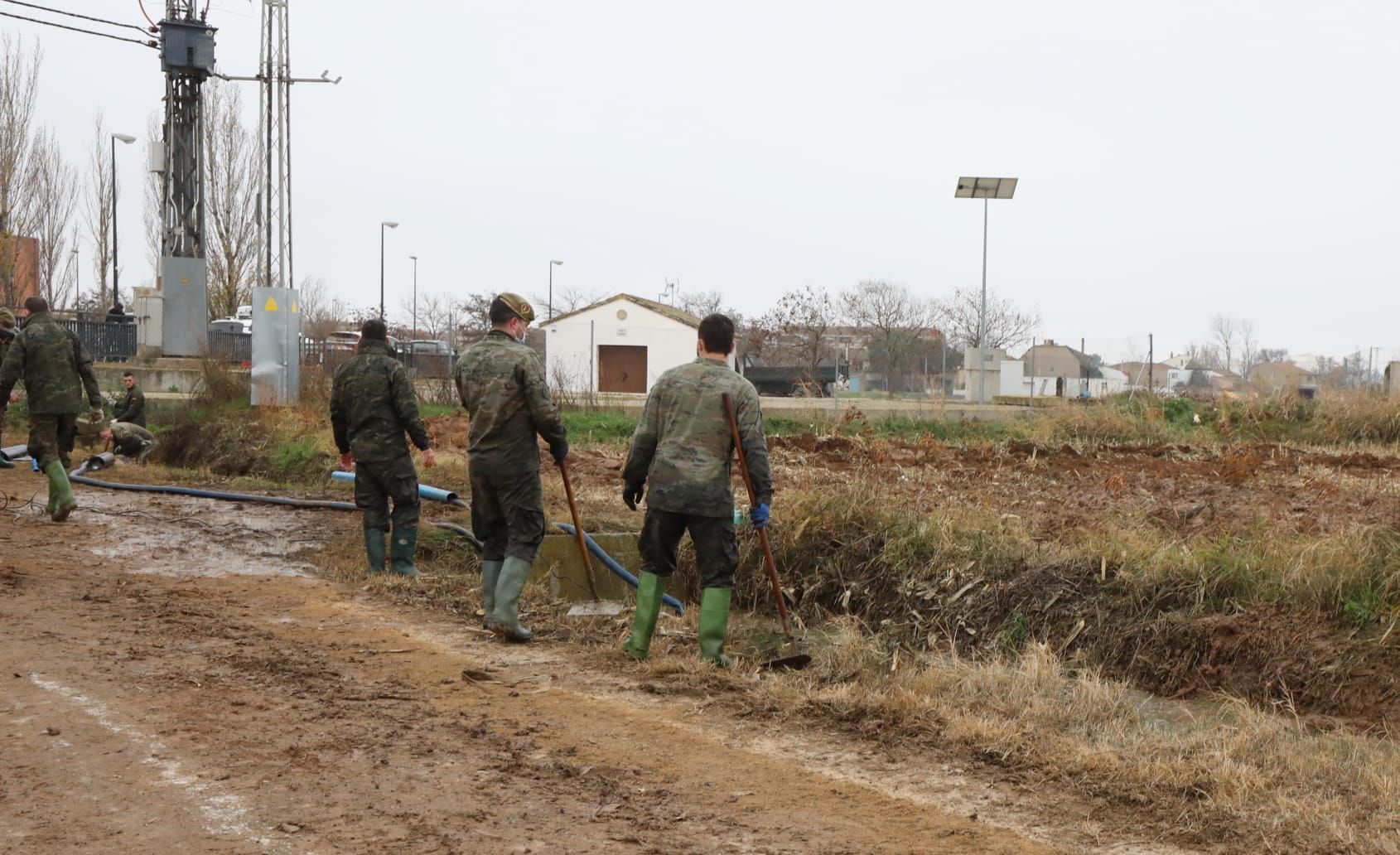 Monzalbarba sufre los efectos de la crecida del Ebro