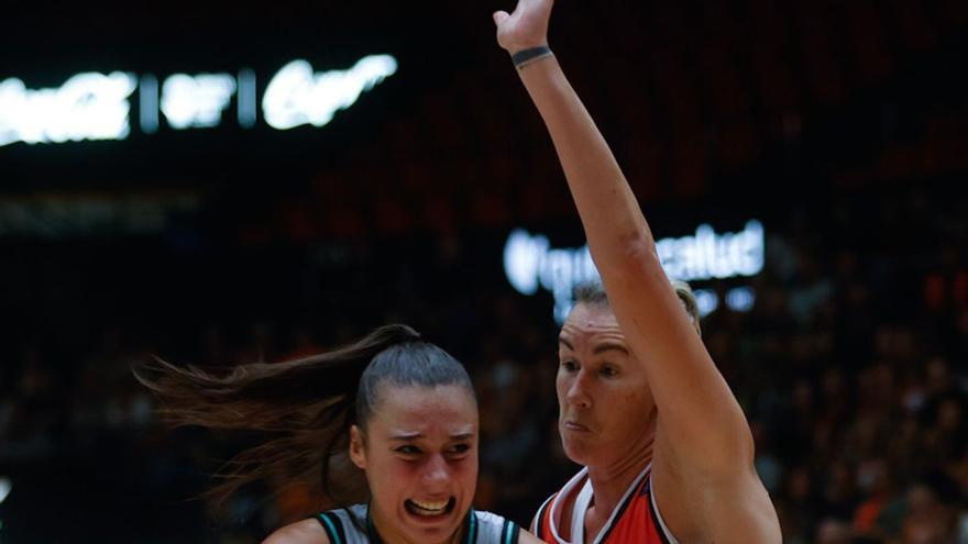 Raquel Carrera, en el último partido de la Euroleague Women ante el Tango Bourges. | M. A. MONTESINOS