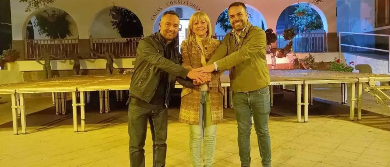 Alexis Ramos, Isabel Peña y José Déniz tras la firma del pacto, hace unos meses