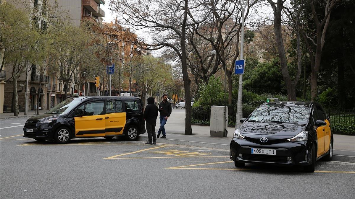 Los taxis solo pueden llevar a una persona, excepto si es