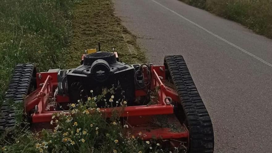 La desbrozadora actuando estos días en un camino del término municipal.