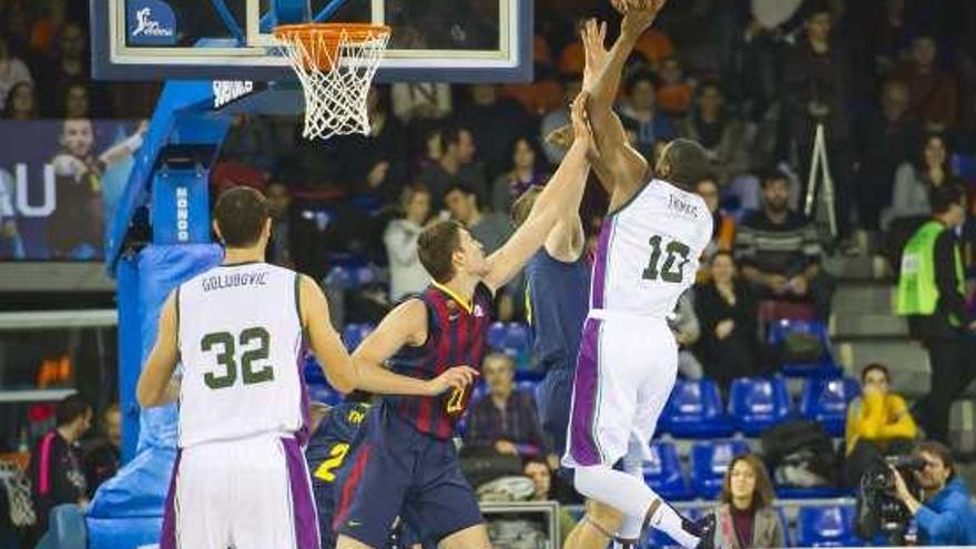 Will Thomas lanza a canasta. Entre Unicaja y Barcelona anotaron ayer 224 puntos.