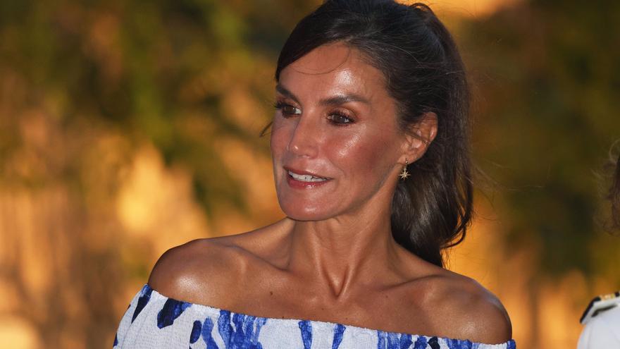 La reina Letizia hipnotiza al mundo con este vestido de Desigual...a precio de risa