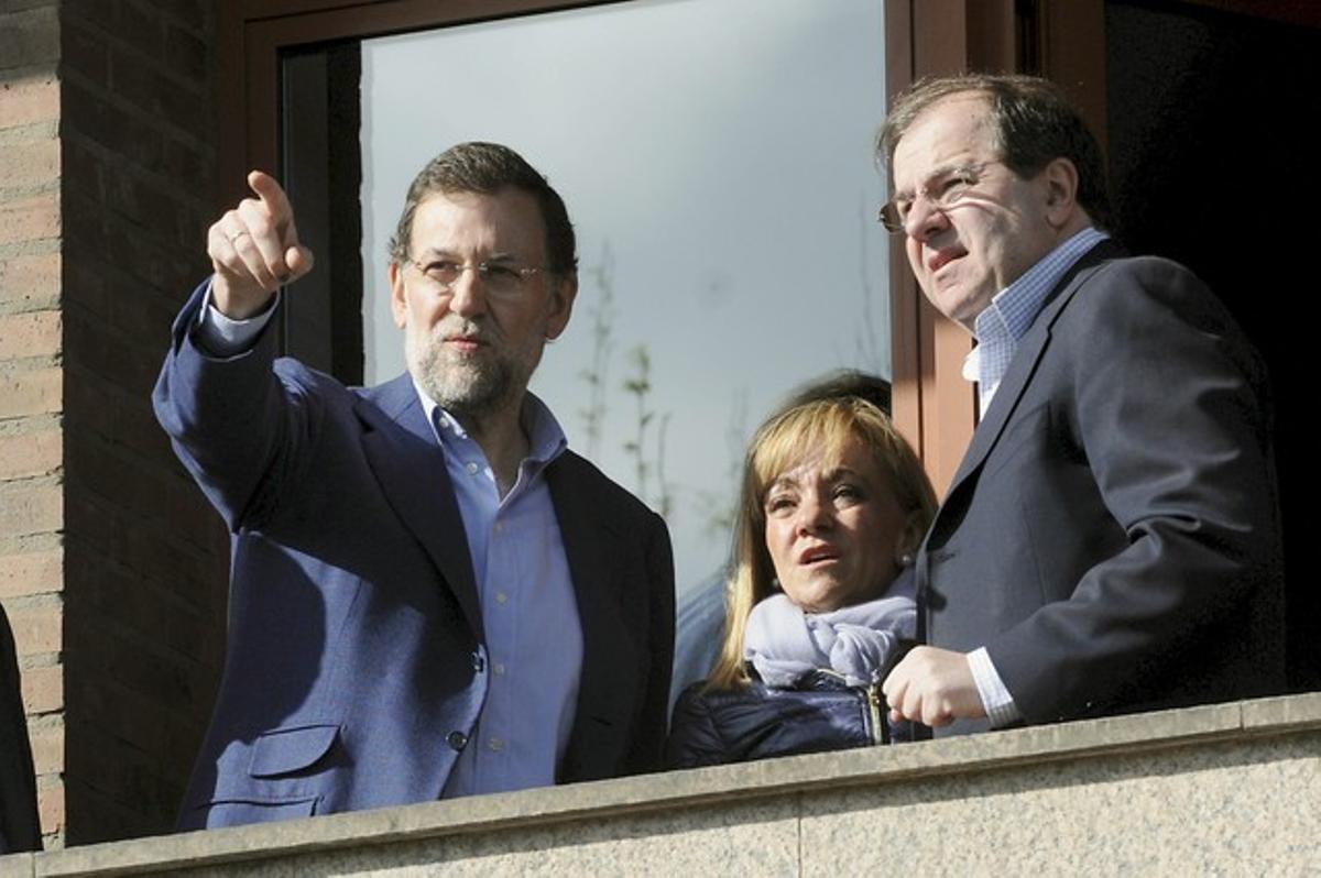 El president del PP, Mariano Rajoy (esq.), amb el president de la Junta de Castella i Lleó, Juan Vicente Herrera, i la presidenta de la Diputació de Lleó, Isabel Carrasco, el 2011.
