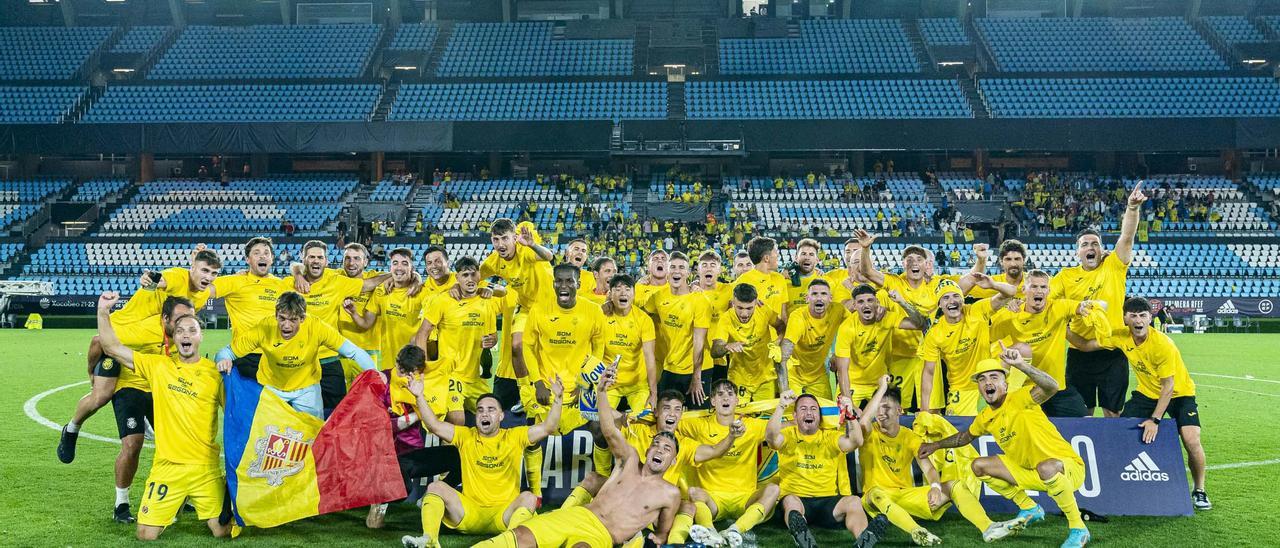 Los futbolistas del Villarreal B celebran el ascenso a Segunda División.