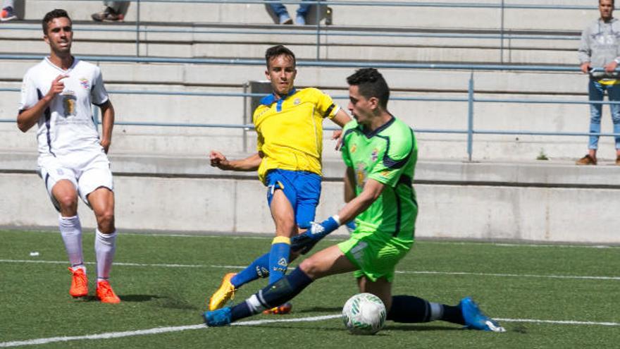 Carlos González supera al portero del Tenisca y marca en partido de la 34ª jornada disputado en el Anexo.