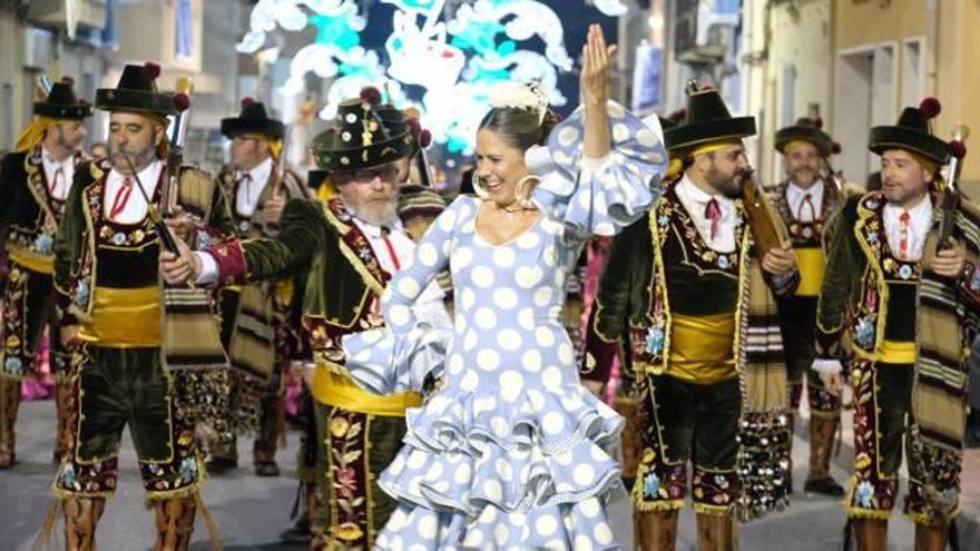 Momentos del Desfile General de Comparsas de Monforte del Cid, que comenzó a las 18.30 y finalizó a las 20.40 horas.