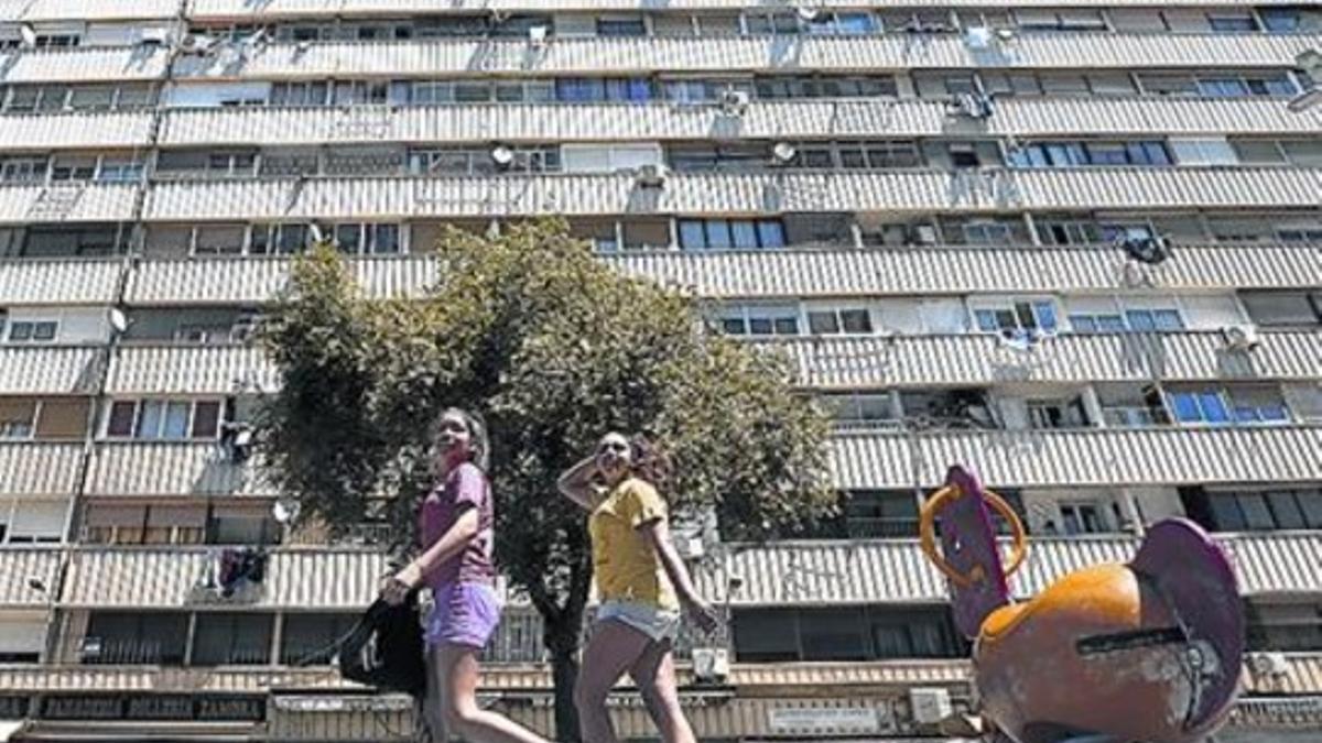 CONTRASTES 3 A la izquierda, la Mina nueva y la vieja, separadas por solo una calle y junto a un descampado donde suelen amanecer quemados coches robados. Arriba, una finca nueva sin habitantes, protegida por El Tío Curro. Abajo, el edificio de la ca