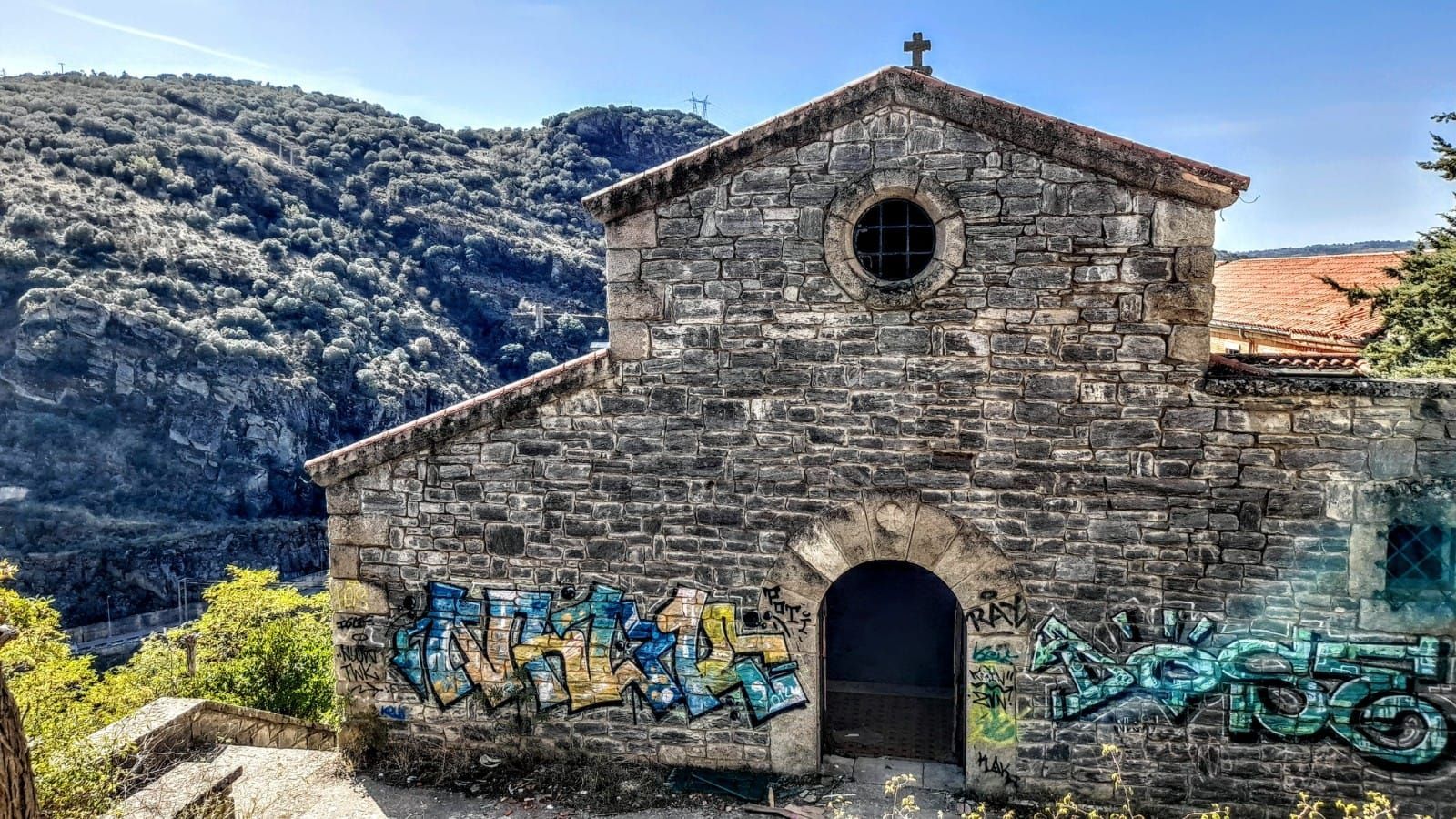 Imágenes del pueblo vacío de Zamora, con escuela, farmacia y cuartel, que se vende por 240.000 euros