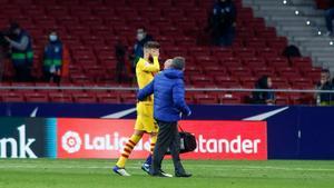 marcosl55946968 gerard pique of fc barcelona injured during the spanish leag201122103230