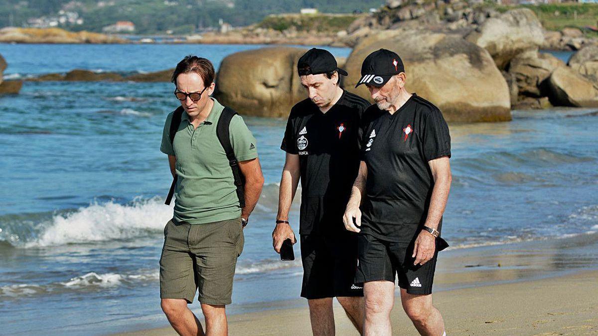 Chaves, Miñambres y Mouriño, en A Lanzada, durante una pretemporada.