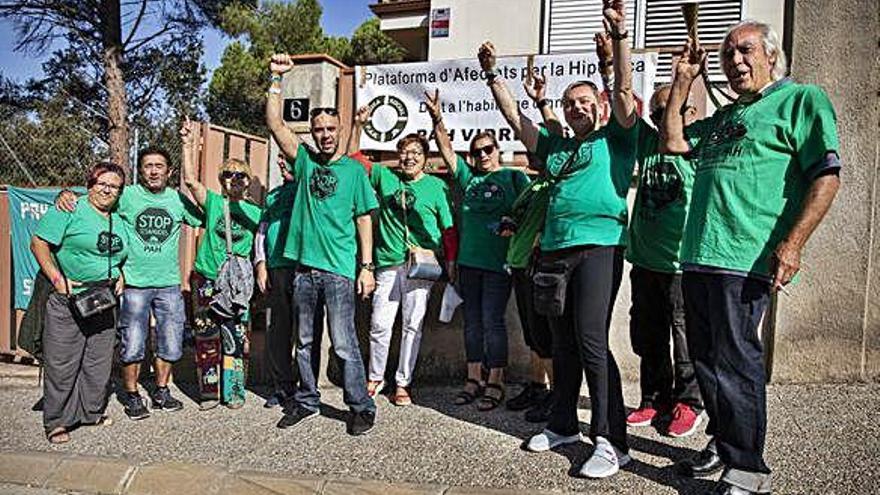 A l&#039;esquerra, imatge d&#039;arxiu d&#039;un dels desnonaments aturats amb el suport de la PAH. A la dreta, retrat de la parella.