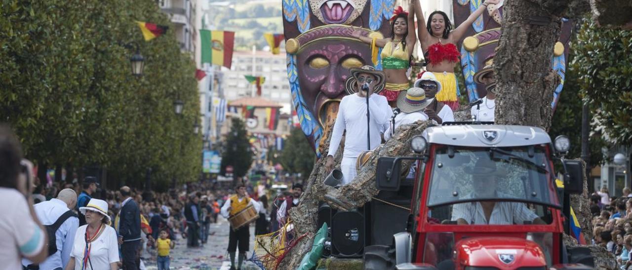 Una de las carrozas hispanoamericanas del desfile del Día de América en Asturias de 2017.