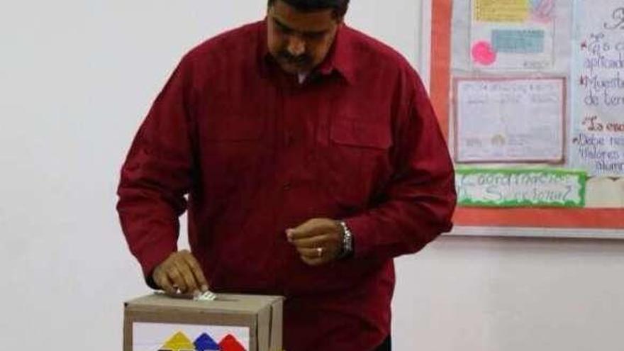 Maduro, en el momento de depositar su voto. // Europa Press