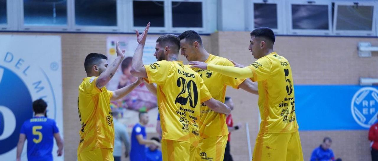 Los jugadores del Peñíscola celebran su última victoria en Liga en la cancha de El Valle, el pasado sábado.