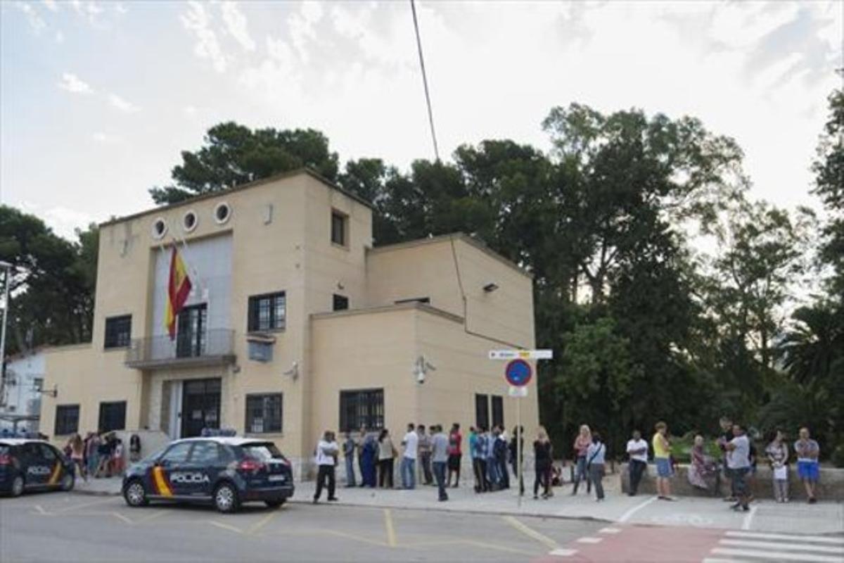 Colas de inmigrantes en la comisaría de policía de Tarragona.