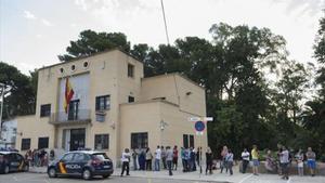 Colas de inmigrantes en la comisaría de policía de Tarragona.