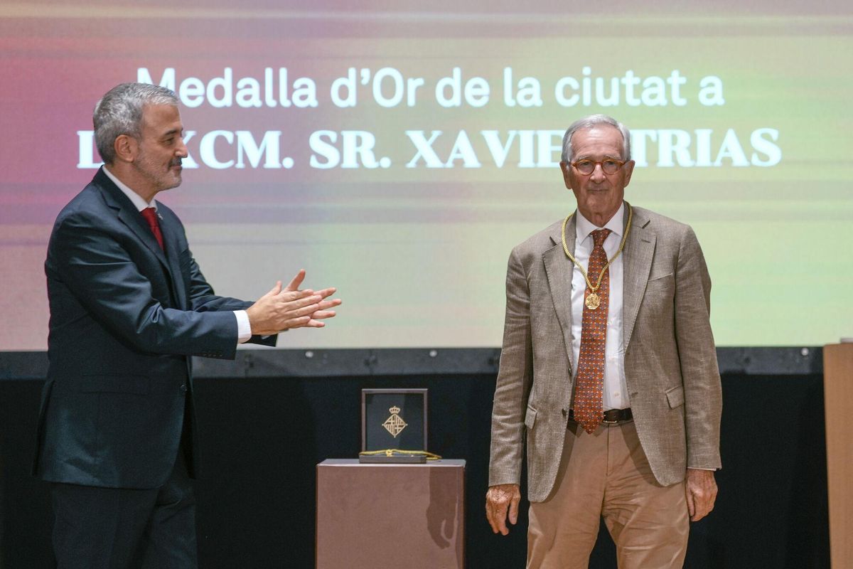 BARCELONA, 16/07/2025.- El exalcalde de Barcelona, Jordi Trias (d), acompañado por el alcalde de la ciudad, Jaume Collboni, tras recibir la medalla de oro durante el homenaje a todos los exalcaldes de la etapa democrática que se ha celebrado hoy miércoles en el ayuntamiento de Barcelona. EFE/Alejandro García