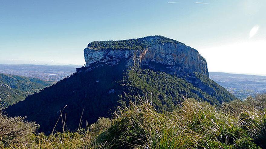 Gipfelblick vom Puig de Sant Miquel auf die imposante Westwand des Puig de s&#039;Alcadena.