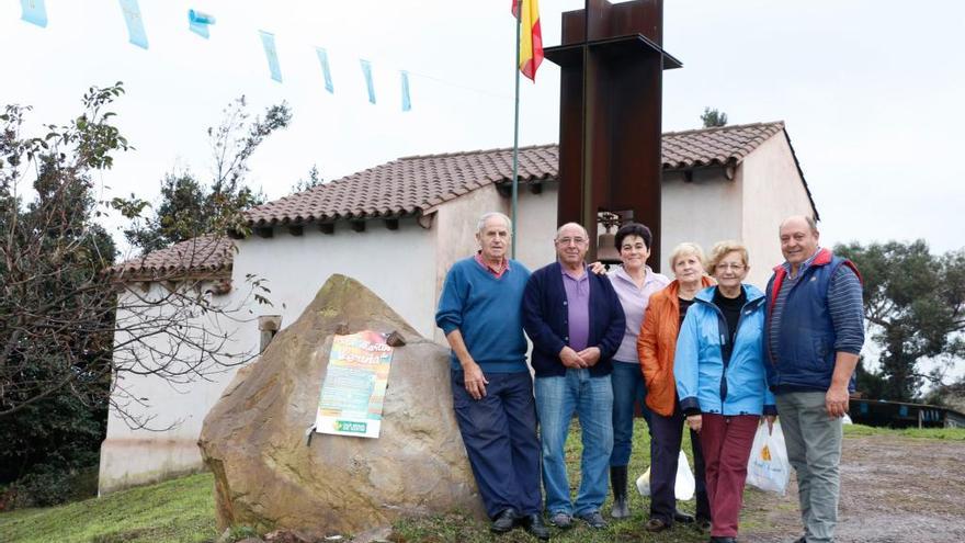 Miembros de la asociación vecinal, ante la capilla.