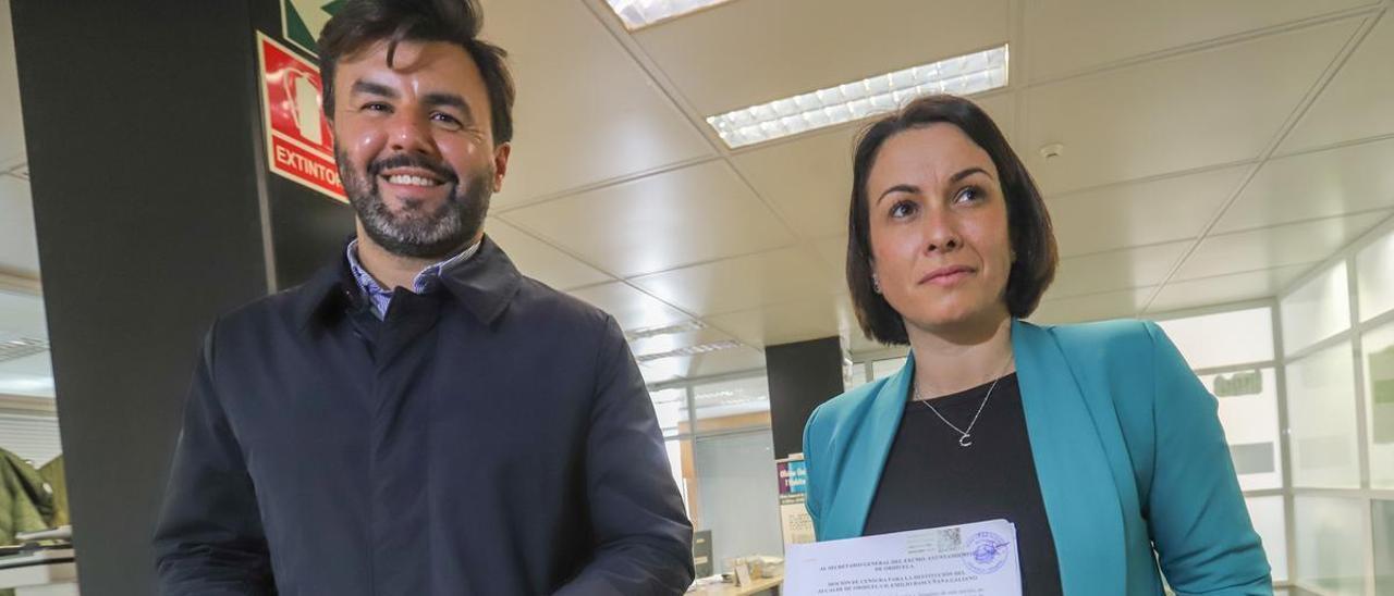 José Aix (Cs) y Carolina Gracia (PSOE), en el momento de registrar la moción de censura en el Prop