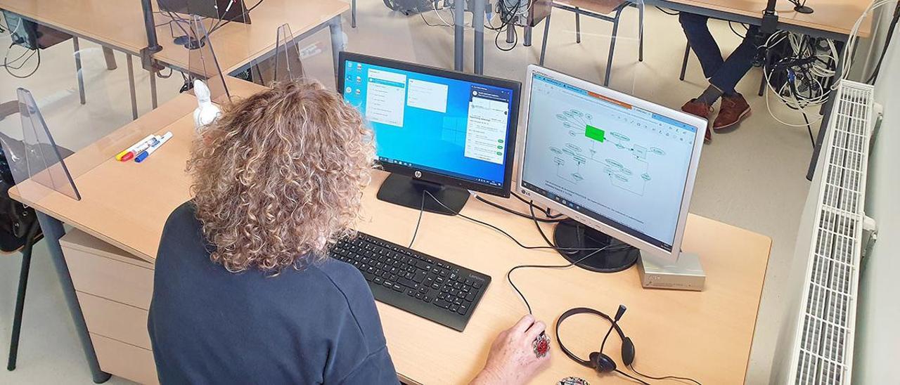 Una profesora, en un aula presencial en un colegio