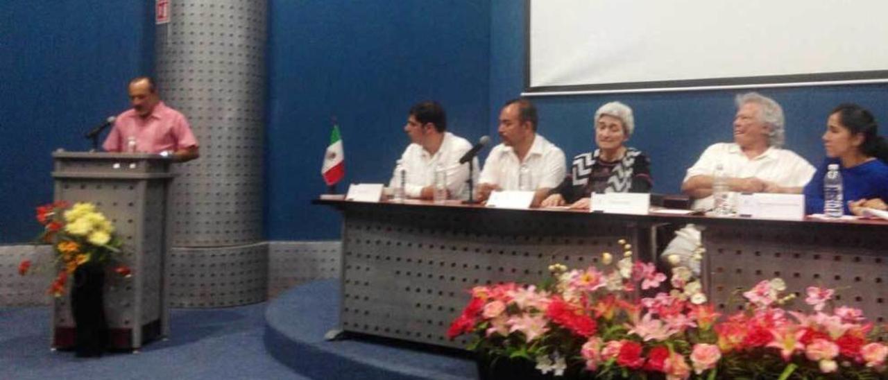 El director del CeCodet de La Costa, Edmundo Andra, en el atril, durante el seminario celebrado en Vallarta.