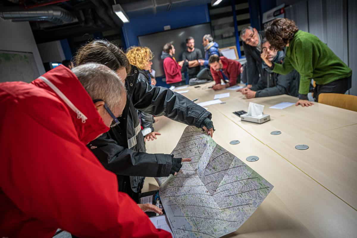 En la operación frío de Barcelona, El Periódico acompaña un equipo de educadores sociales que convencen a las personas sin hogar para refugiarse en las 262 camas extras habilitadas este fin de semana