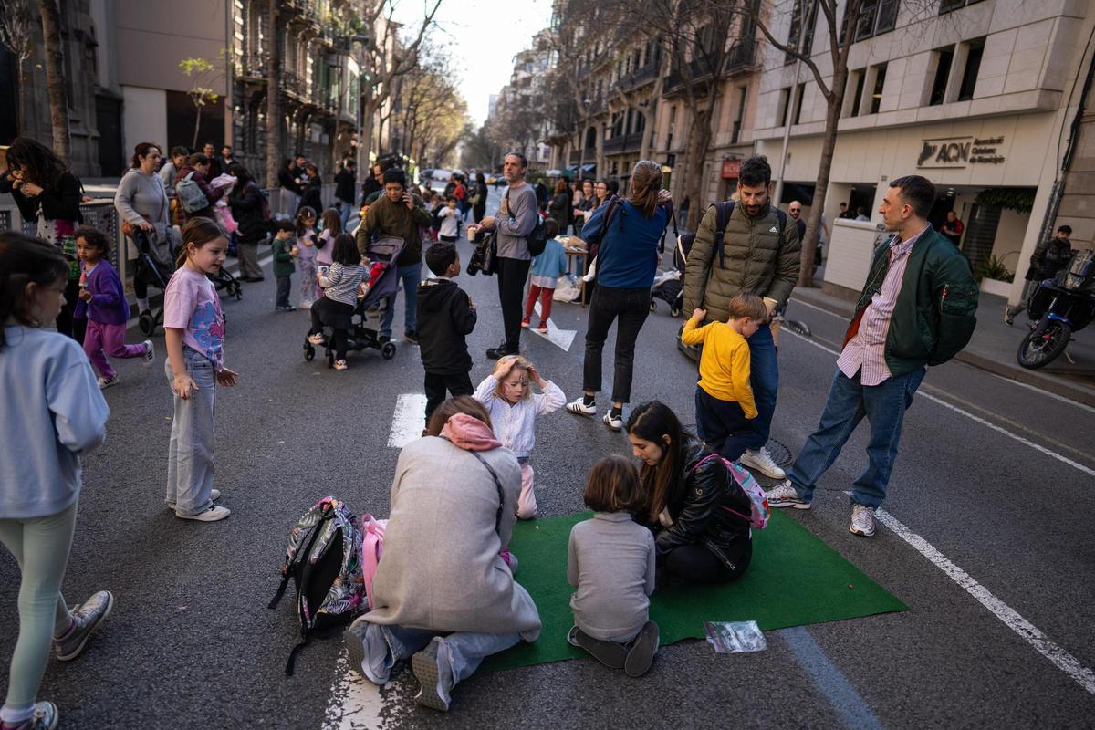 Uno de los cortes de tráfico en señal de protesta, en València, entre Balmes y Rambla de Catalunya.