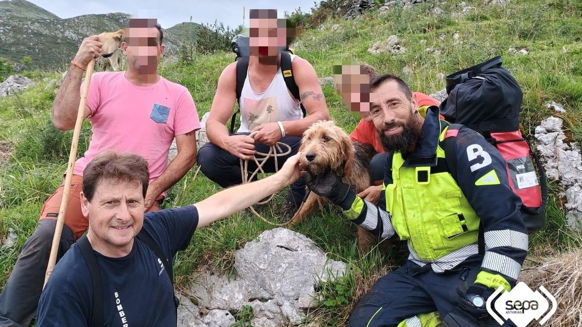 Los bomberos de Llanes con &quot;Gitana&quot; y sus propietarios.