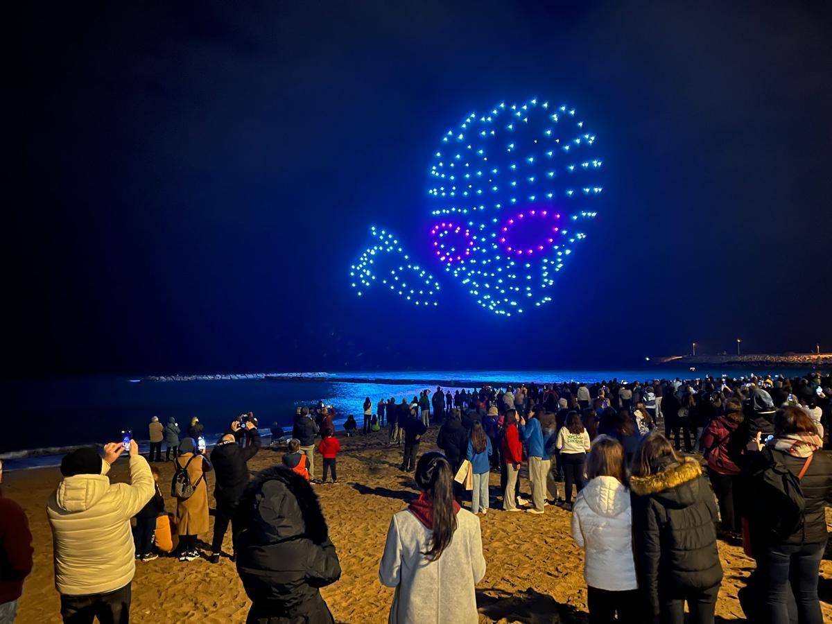 Los drones del espectáculo Odyssey han dibujado un alien en el cielo de Vinaròs.