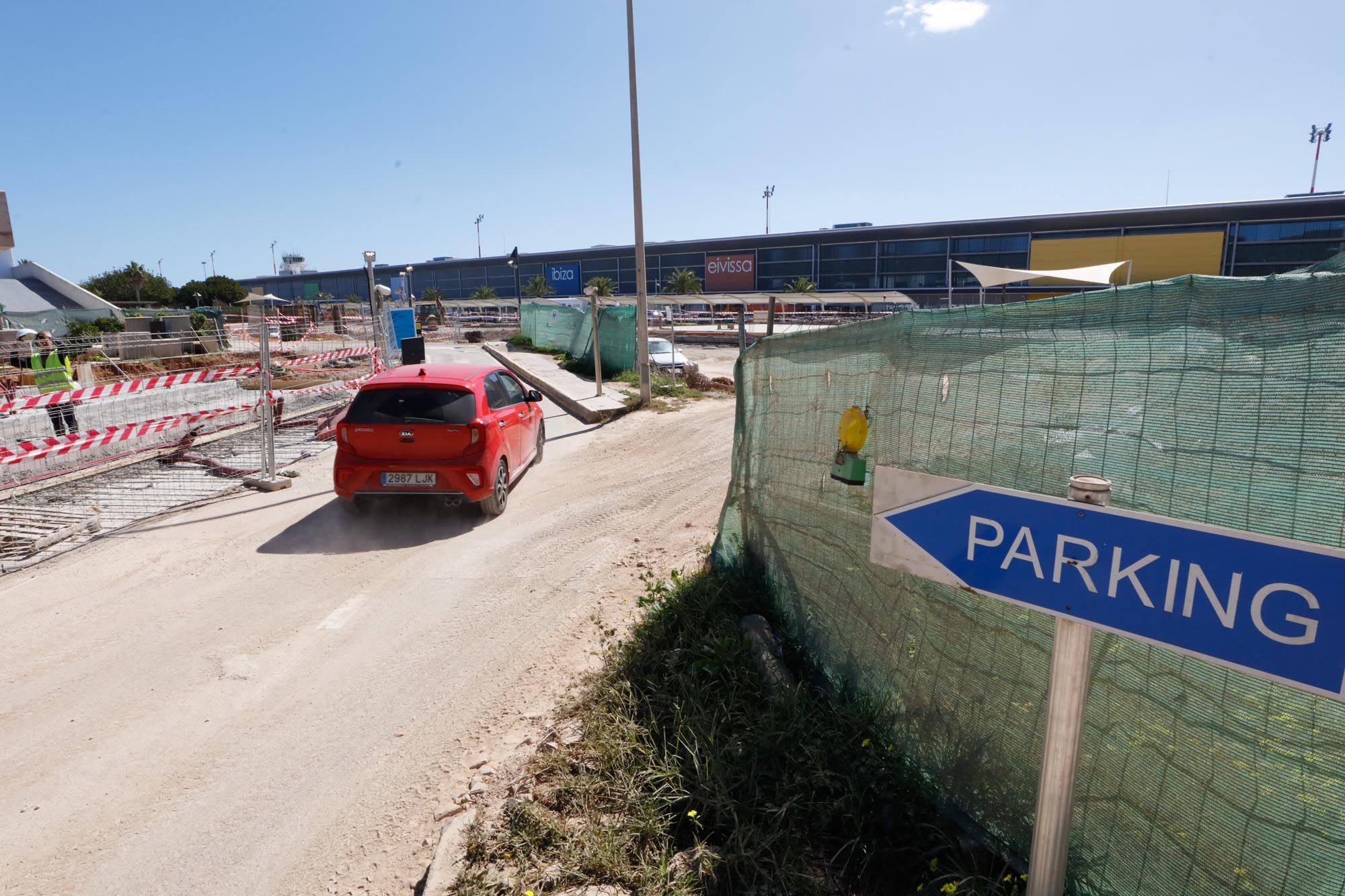 Obras en el aparcamiento del aeropuerto de Ibiza