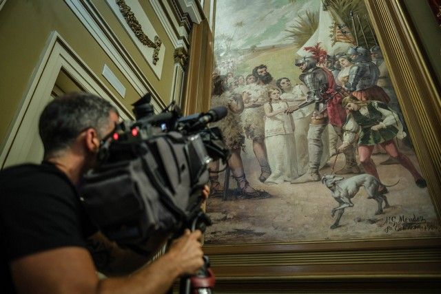 Fotos a los dos grandes cuadros que presiden el salón de plenos del Parlamento de Canarias