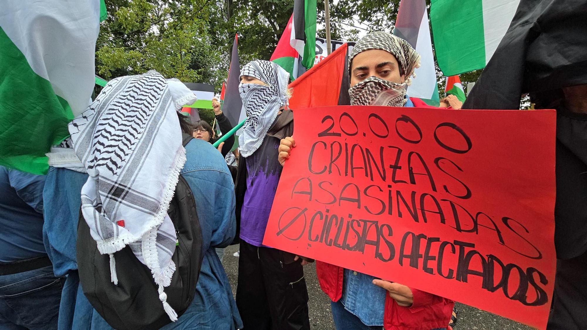 Concentraciones contra el equipo de Israel por el genocidio en Palestina durante el paso de La Vuelta por la provincia de Pontevedra
