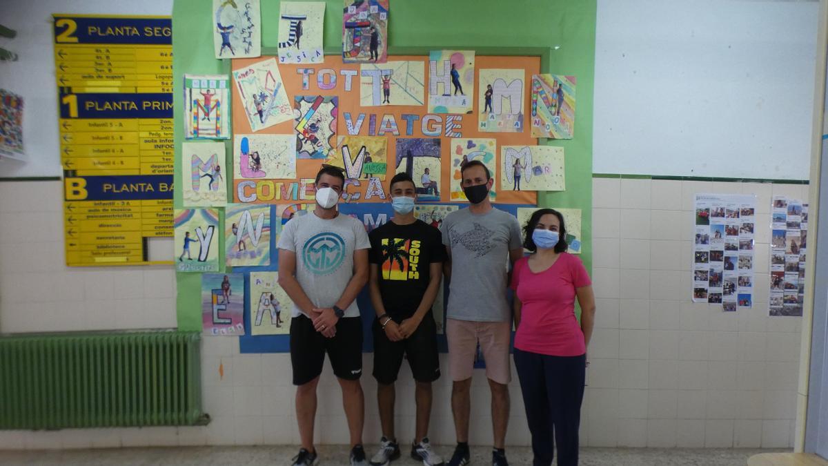 El alumno Mohamed Alumne con los responsables del colegio l'Alfàs