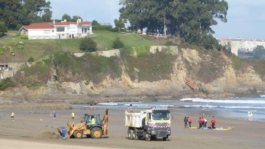 Retirada de algas en Bastiagueiro