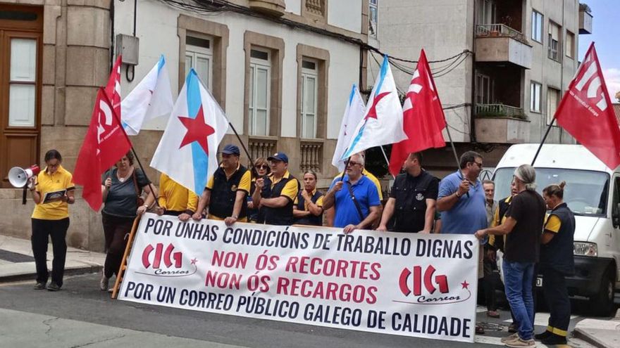 Protesta de los carteros de Lalín por las calles del casco urbano.