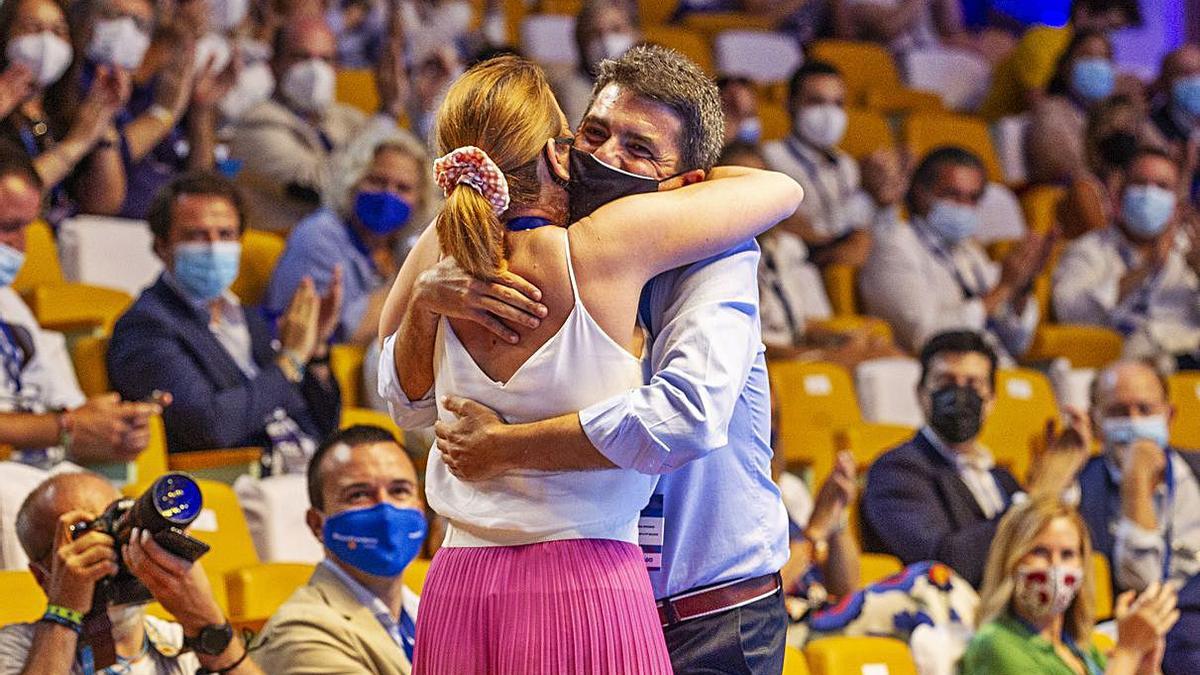 Carlos Mazón abraza a la que será la presidenta del PP Balear, Marta Prohens.