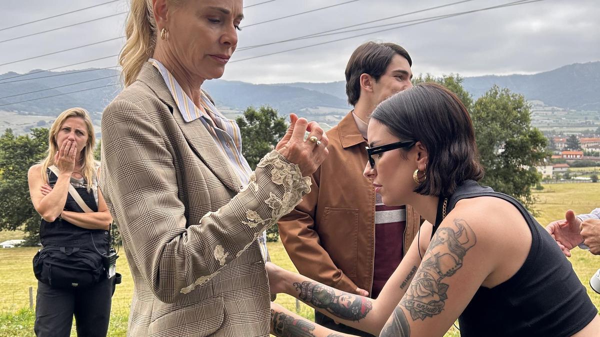 Ana Iborra realiza los últimos ajustes de vestuario con Belén Rueda.