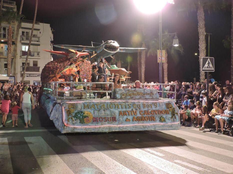 La bahía de Águilas se transforma en un gran teatro en su Carnaval de verano