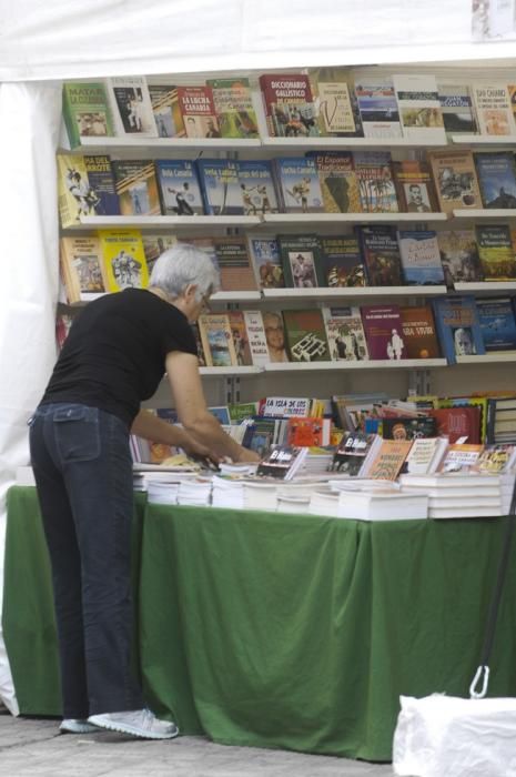 FERIA DEL LIBRO. ENCUENTRO CON LUCIA GALAN