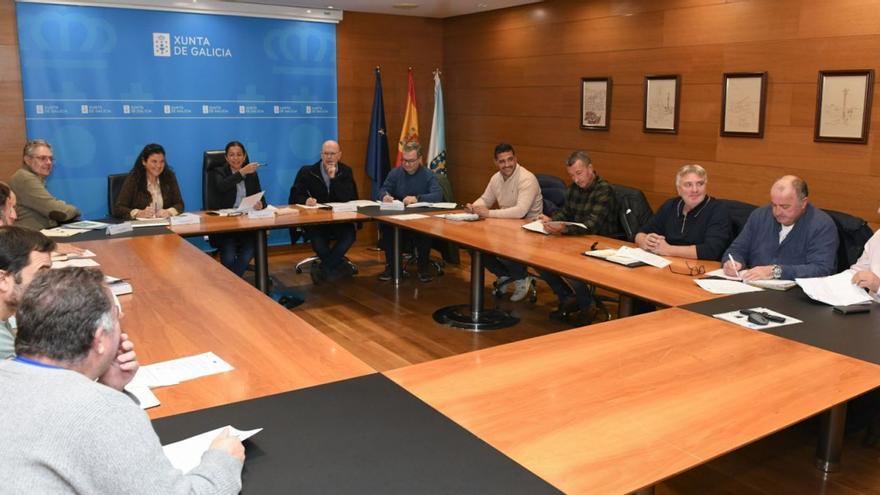 Representantes del sector productor y la Consellería do Mar, en la Mesa do Mexillón, ayer. |  FdV